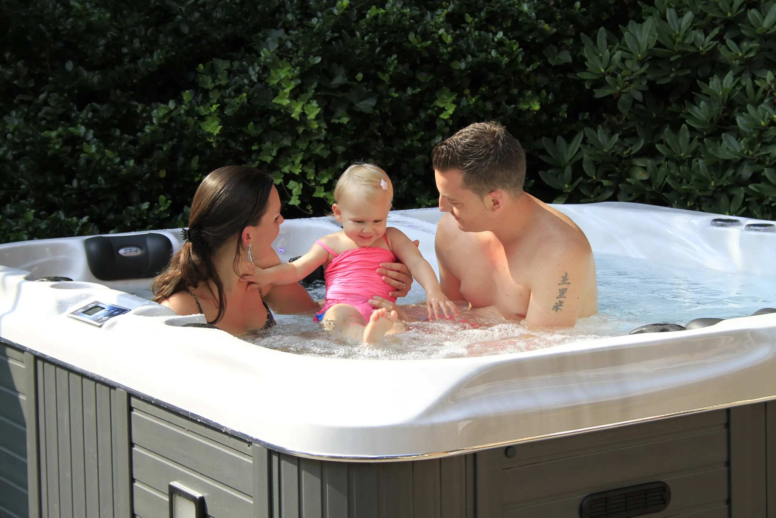 famille dans un spa en exterieur